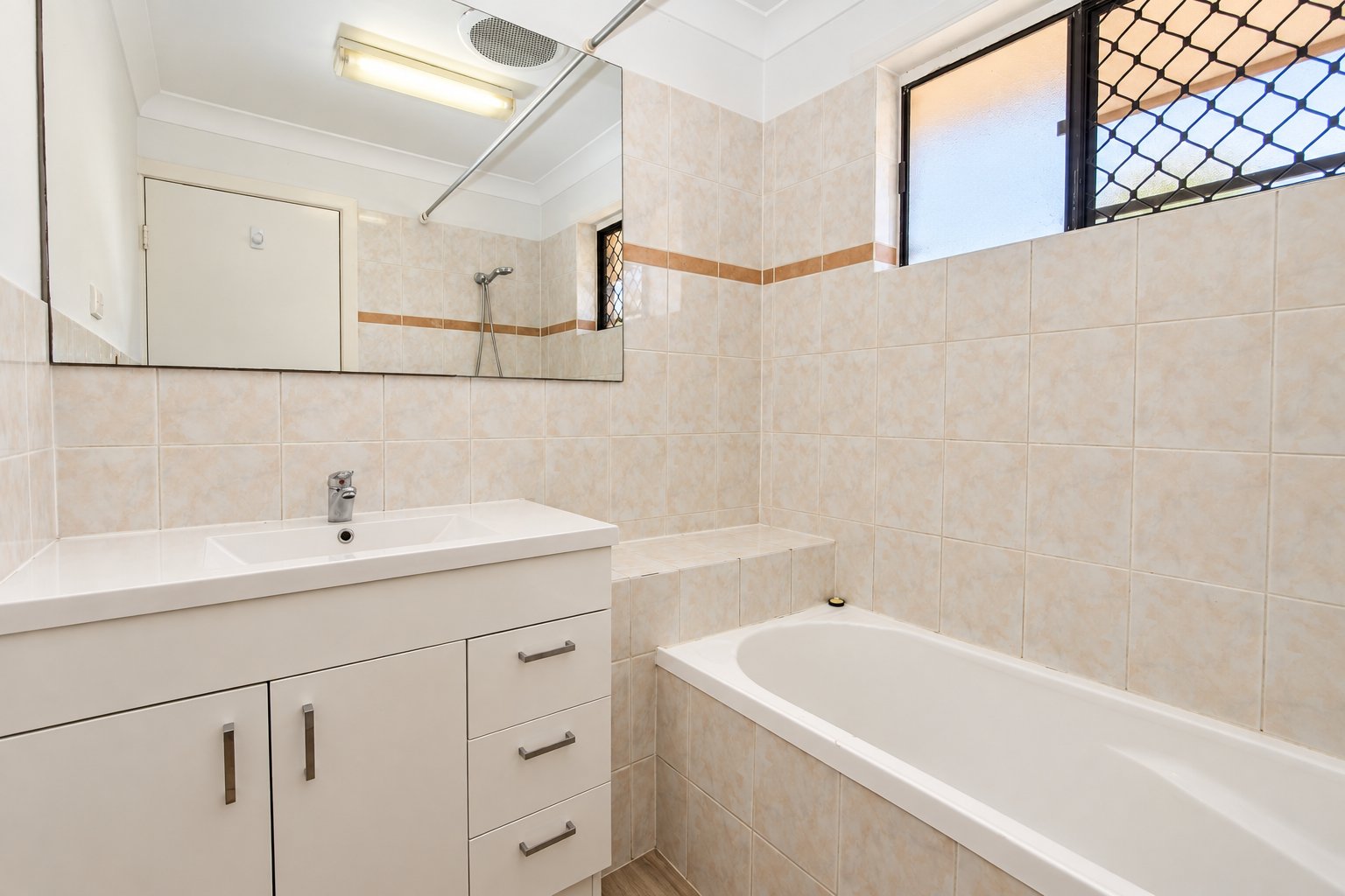 6 Tumbarumba Avenue ASHMORE 15