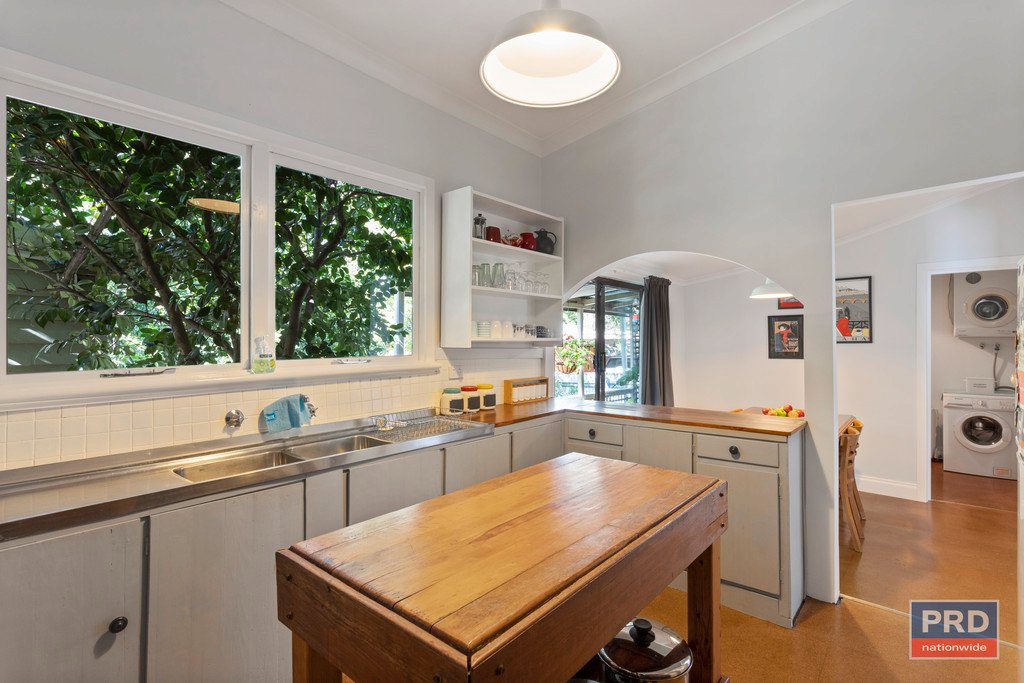 6 Victoria Street IRONBARK 9