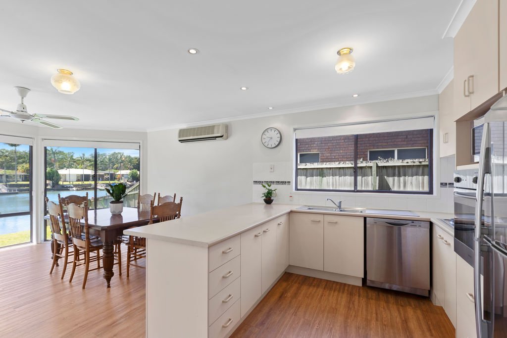 6 Vucas Court CURRUMBIN WATERS 4
