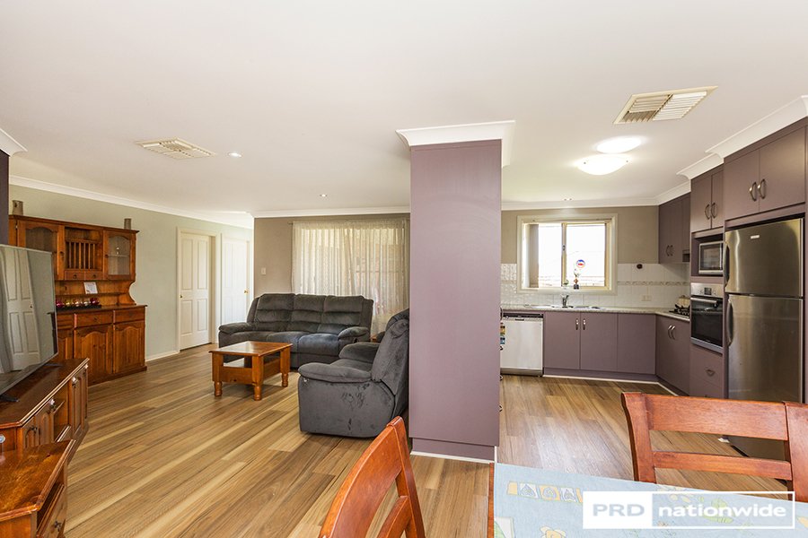 6 Warburton Drive TAMWORTH 5