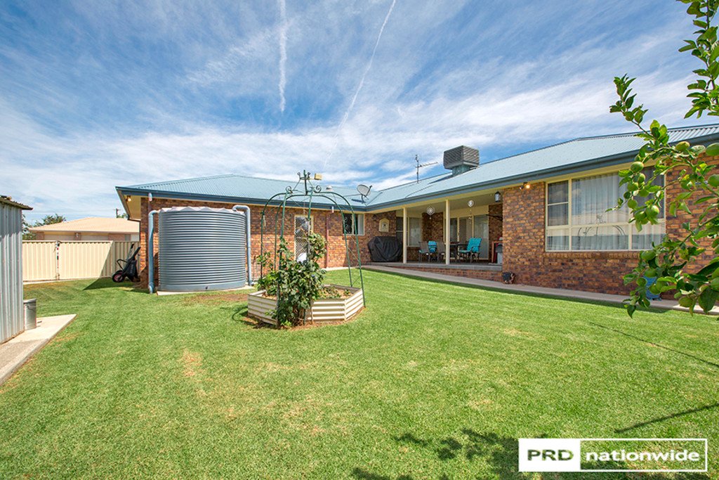 6 Warburton Drive TAMWORTH 17