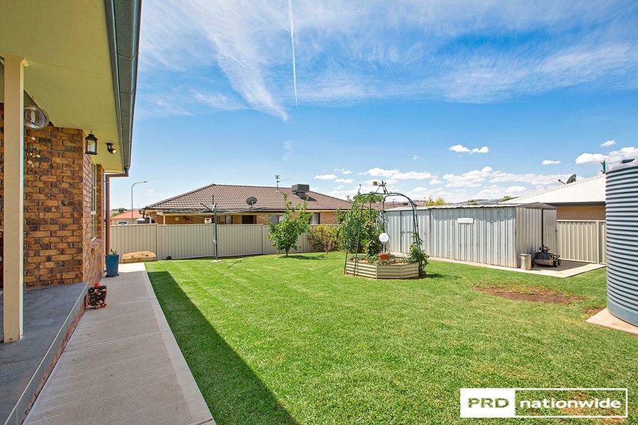 6 Warburton Drive TAMWORTH 18