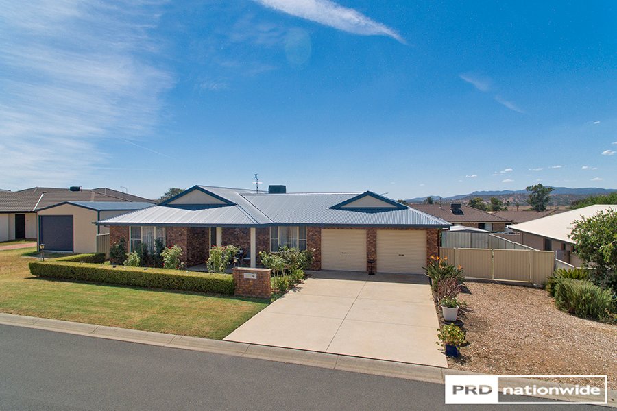 6 Warburton Drive TAMWORTH 21