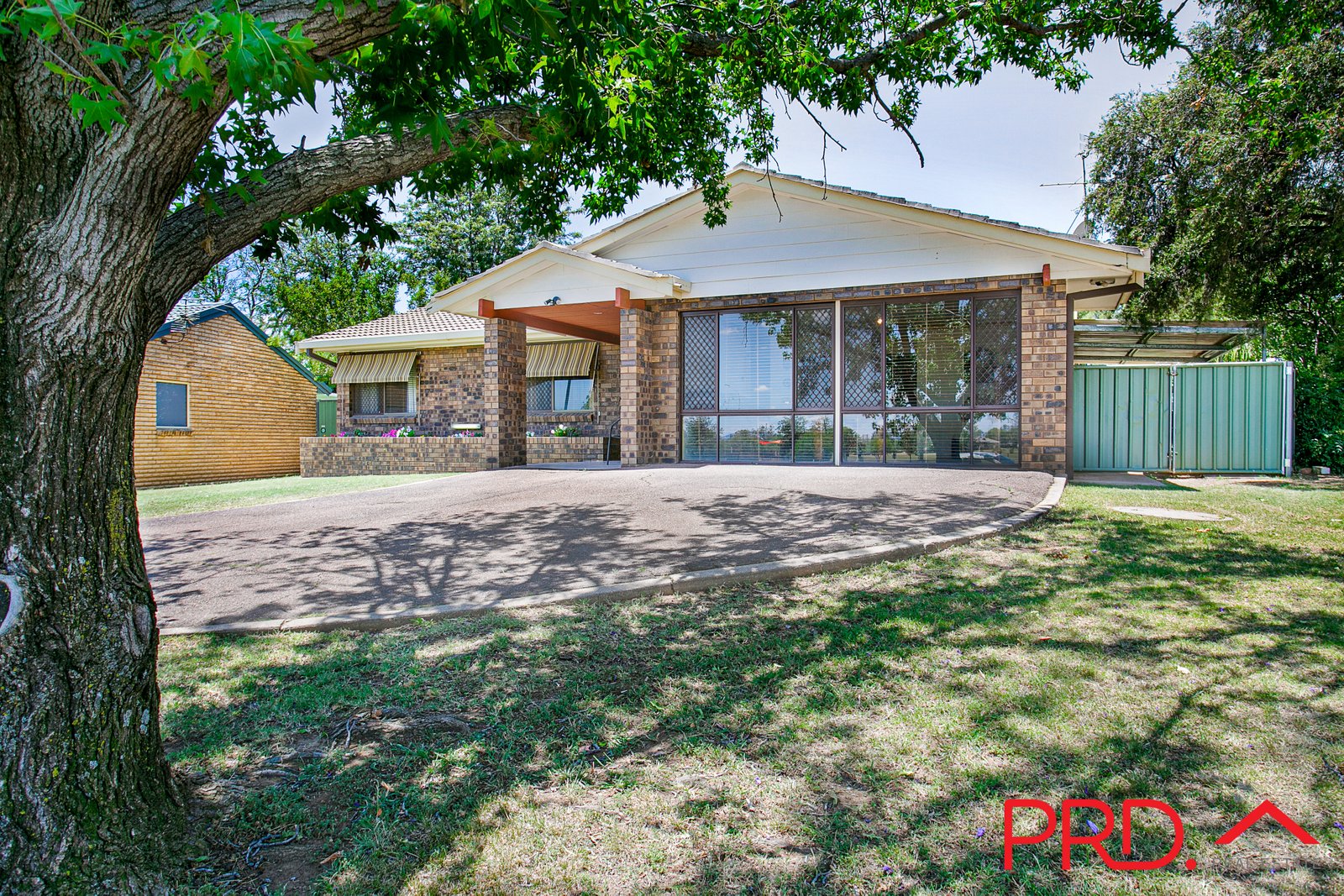 6 Waree Drive TAMWORTH 3