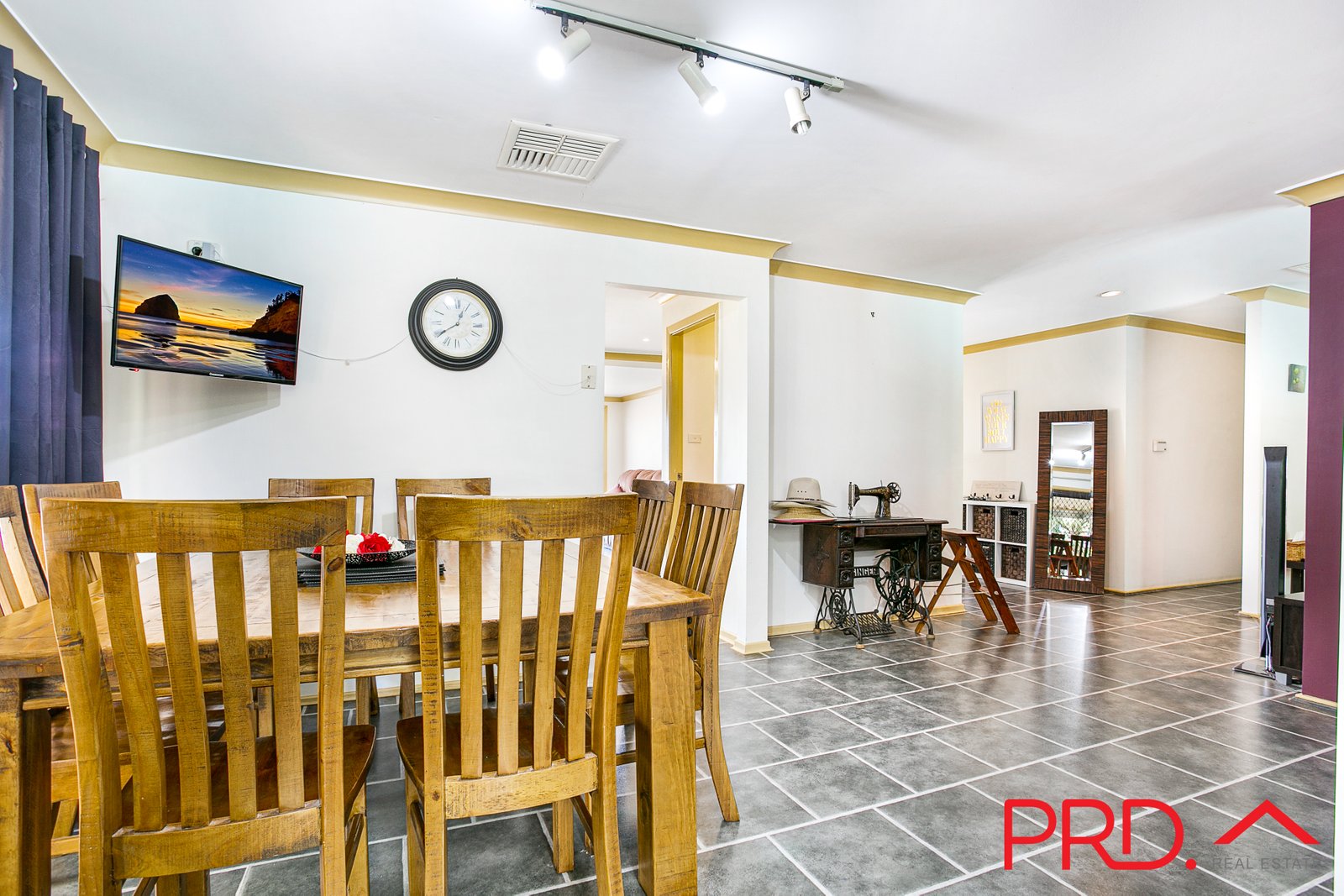 6 Waree Drive TAMWORTH 11