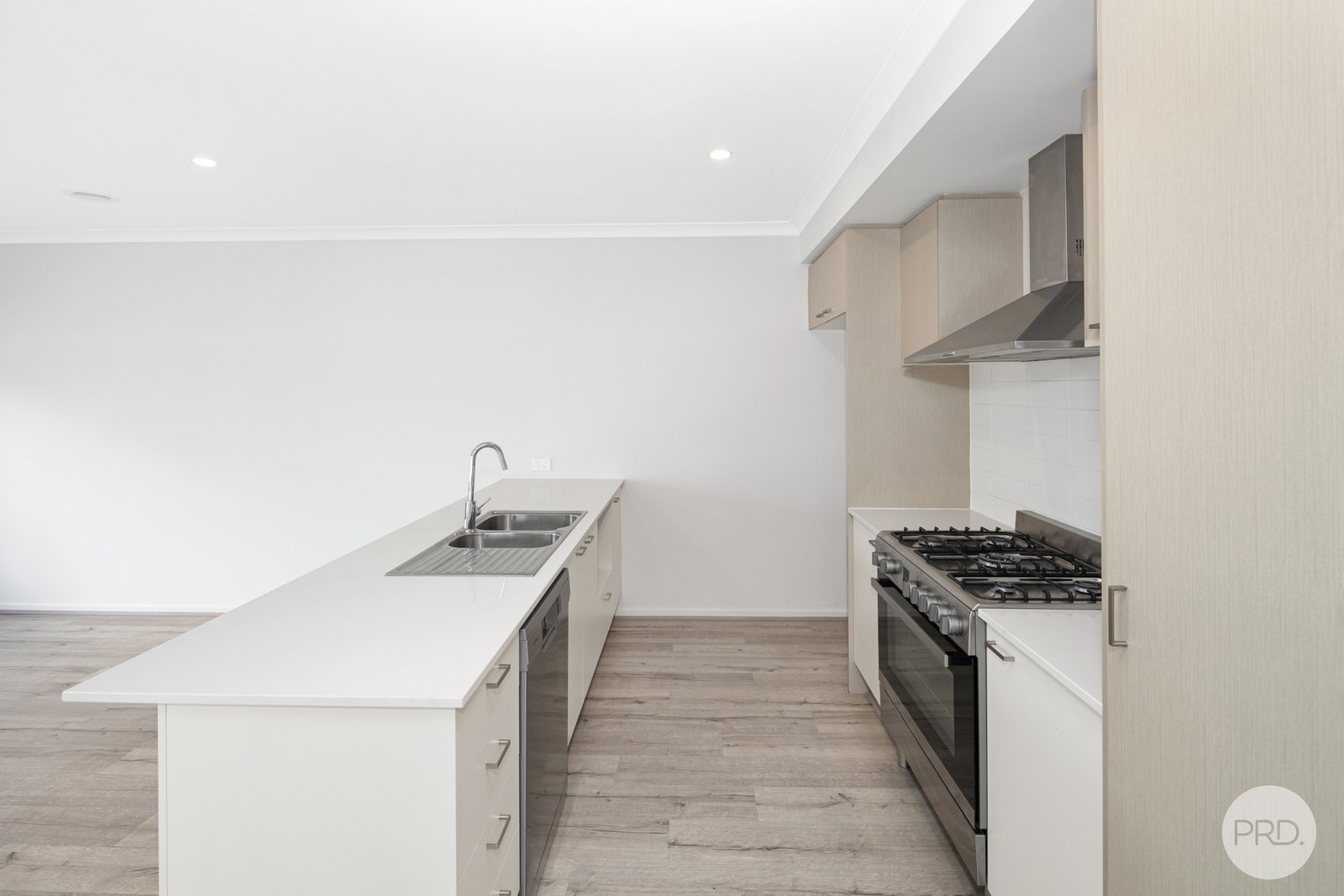 6 Zelkova Place LAKE GARDENS 8