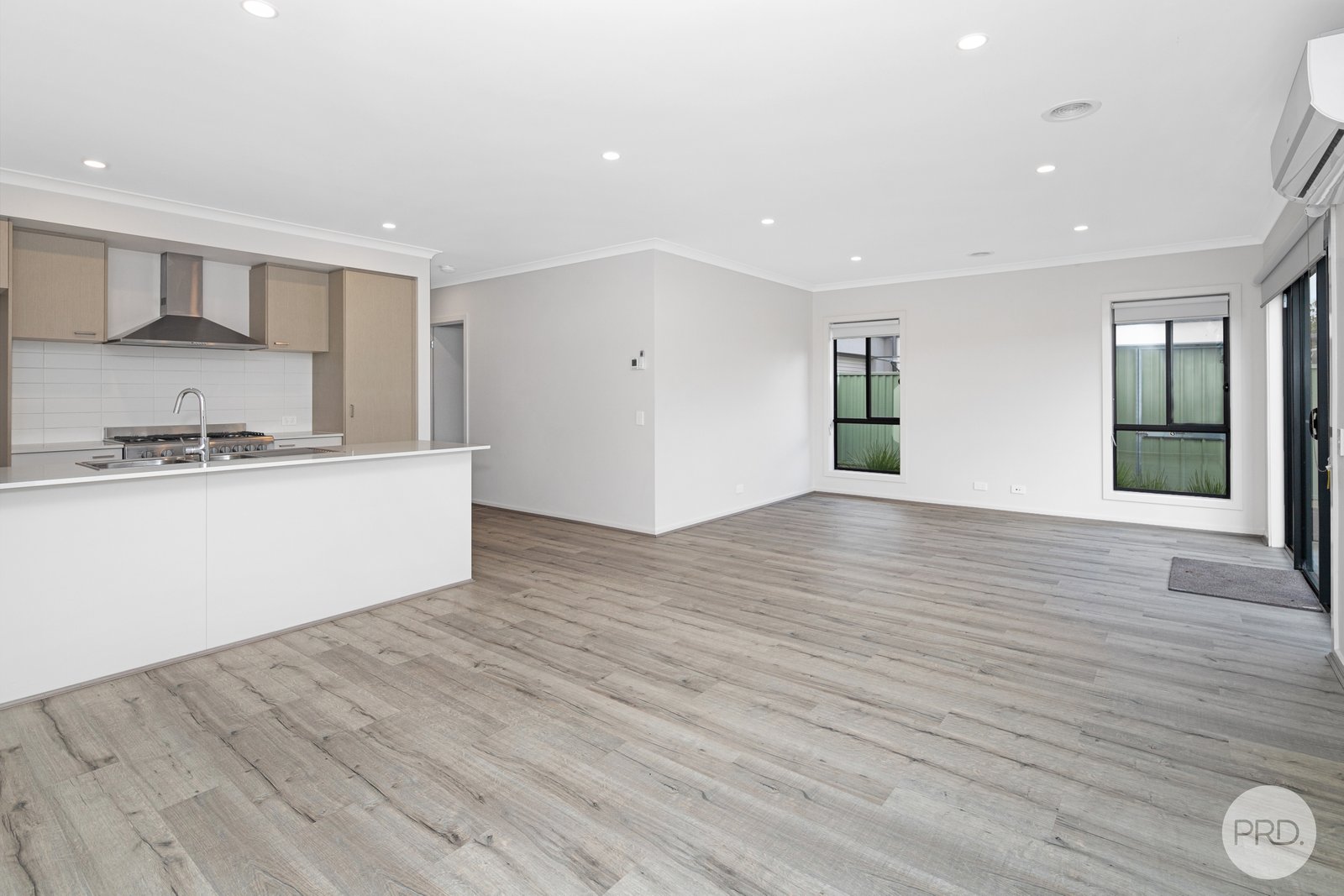 6 Zelkova Place LAKE GARDENS 9