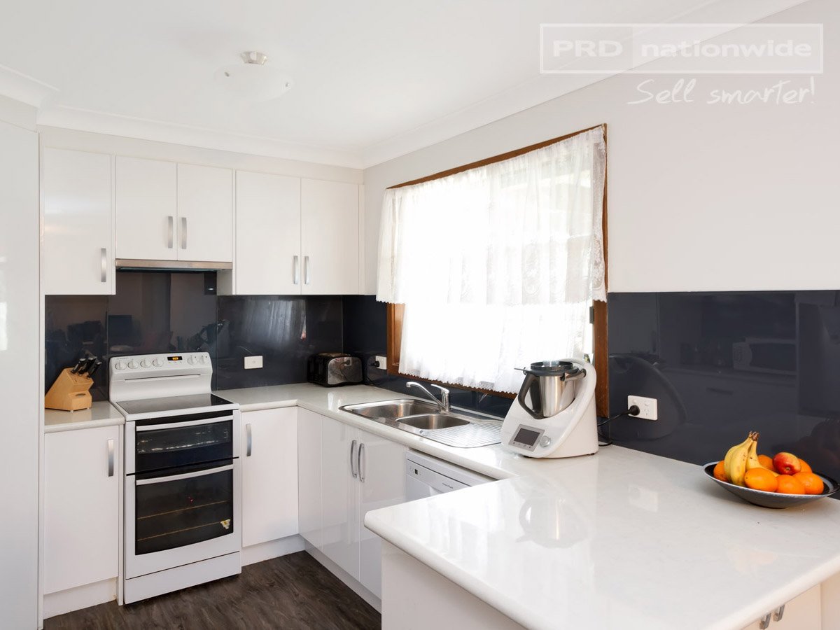 60 Brunskill Road LAKE ALBERT 3