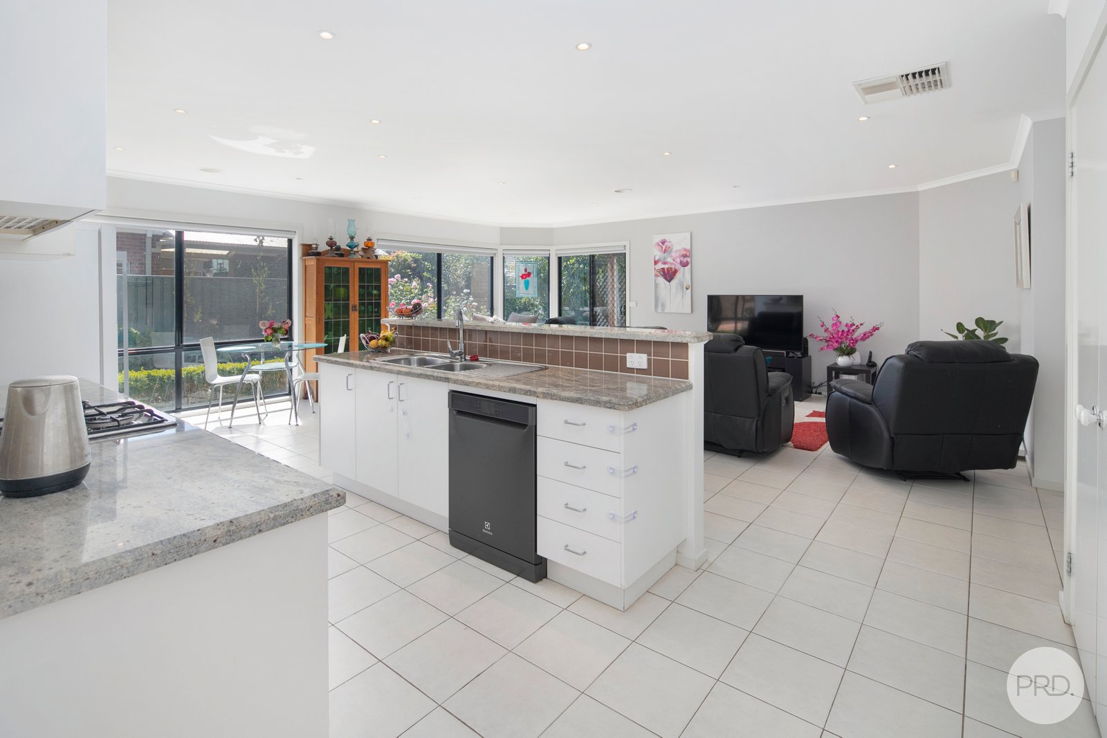 60 Lake Gardens Avenue LAKE GARDENS 7