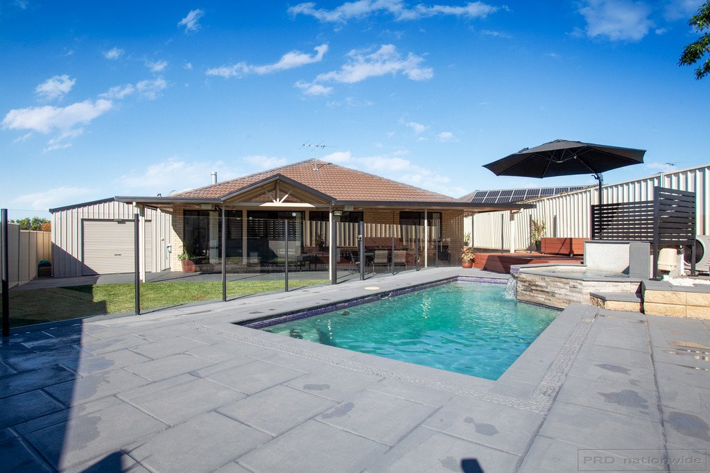 60 Lemonwood Circuit THORNTON 8