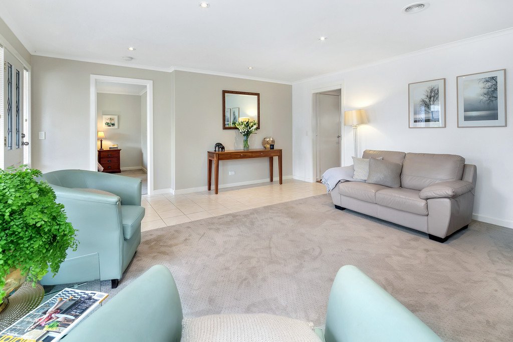 60 Stirling Drive LAKE GARDENS 2