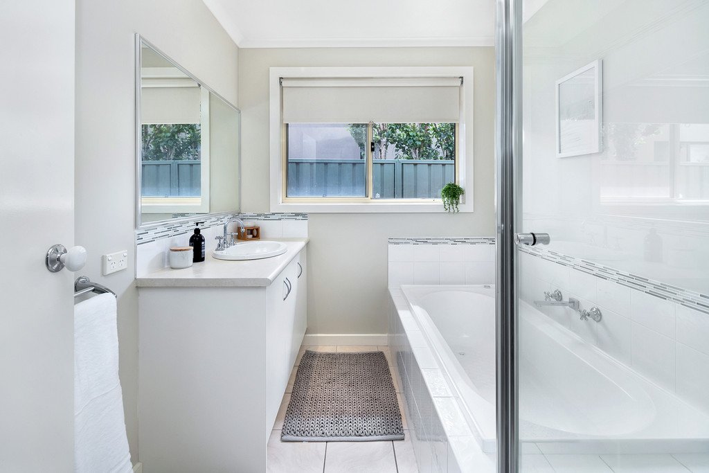 60 Stirling Drive LAKE GARDENS 9