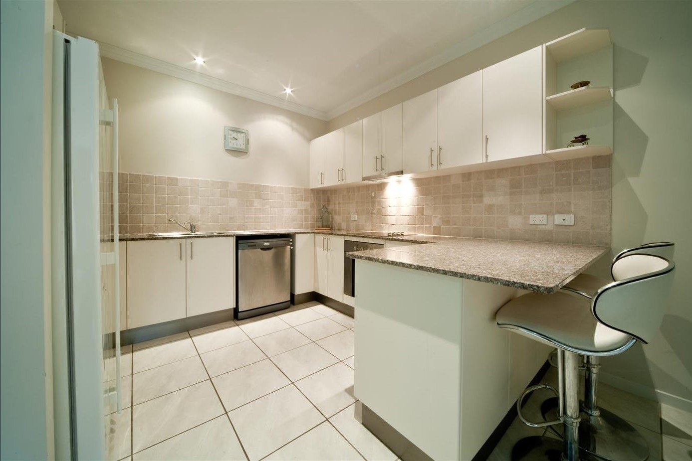 60/21 Shute Harbour Road CANNONVALE 2