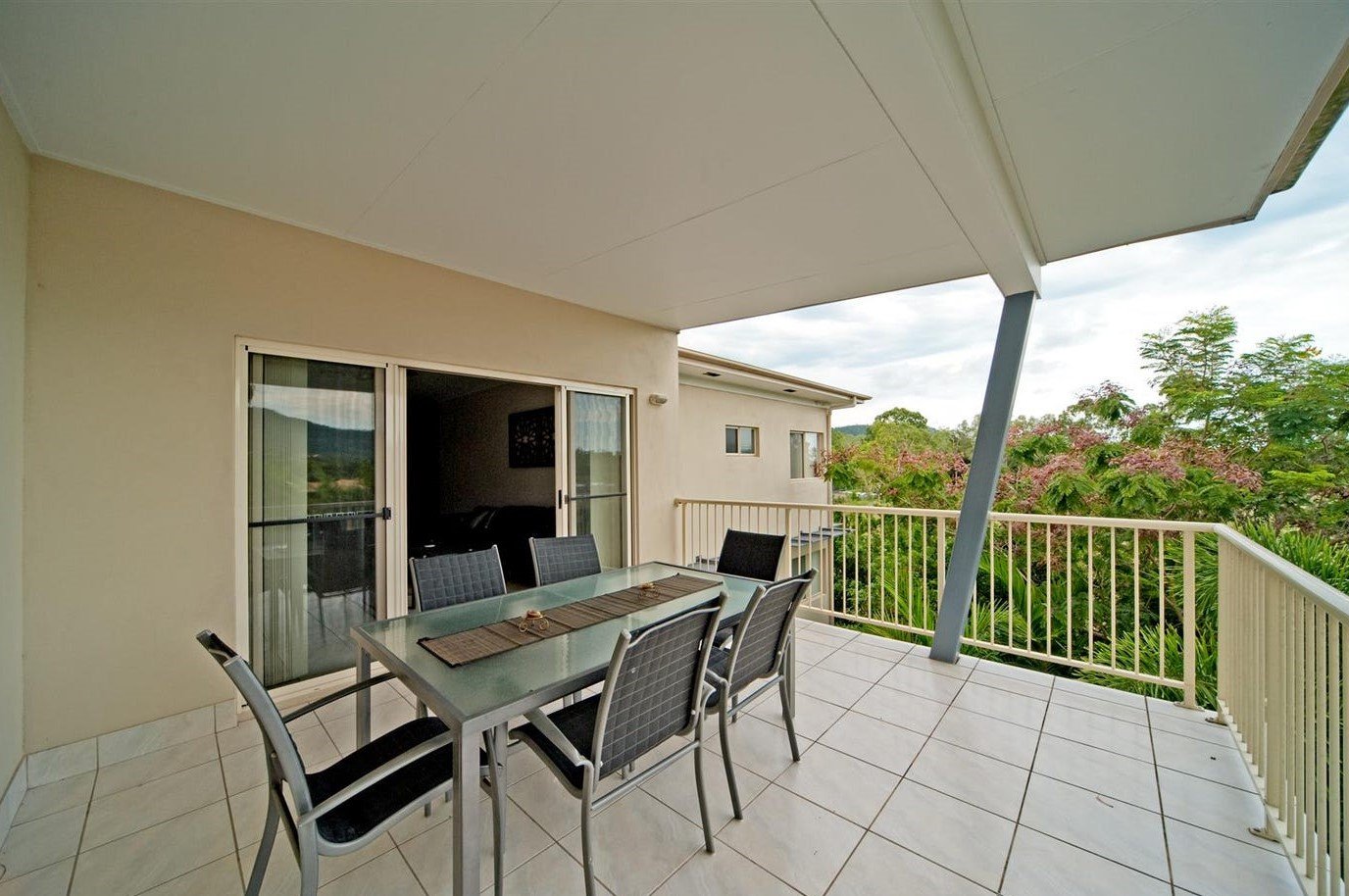 60/21 Shute Harbour Road CANNONVALE 3