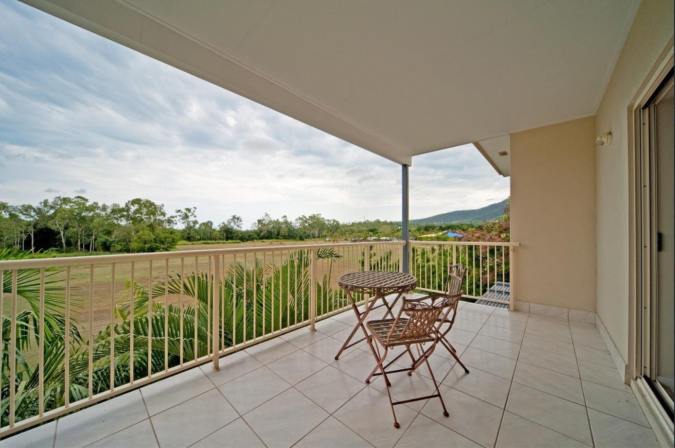 60/21 Shute Harbour Road CANNONVALE 5