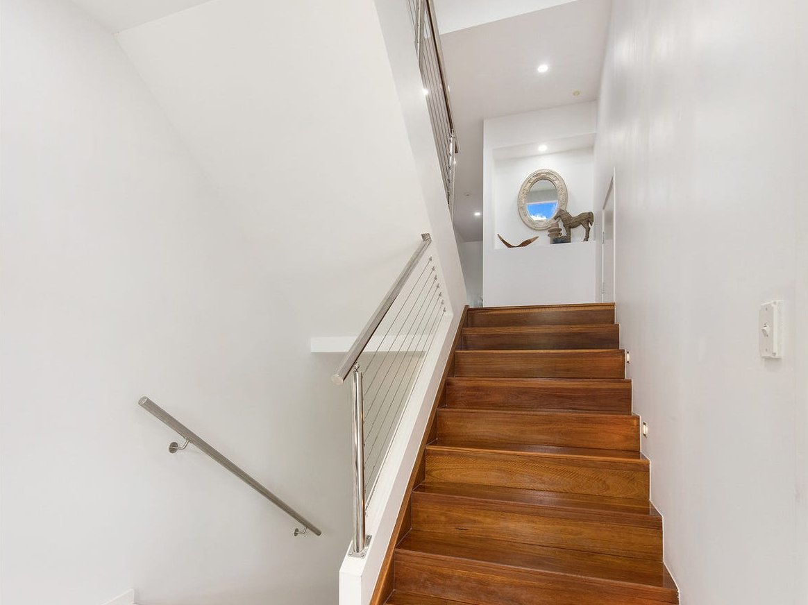 6027B Vista Drive BENOWA 16