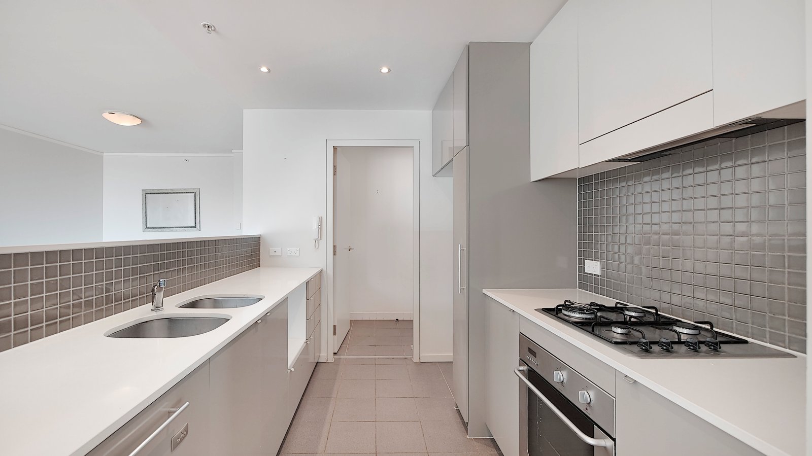 605/1 Bruce Bennett's Place MAROUBRA 2