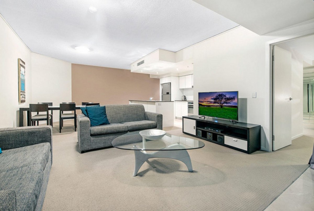 605/22 Surf Parade Broadbeach 3