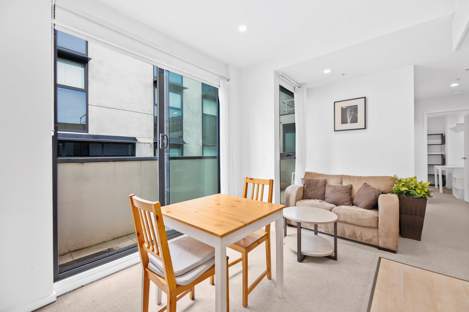 Gallery: 606/2A Clarence Street