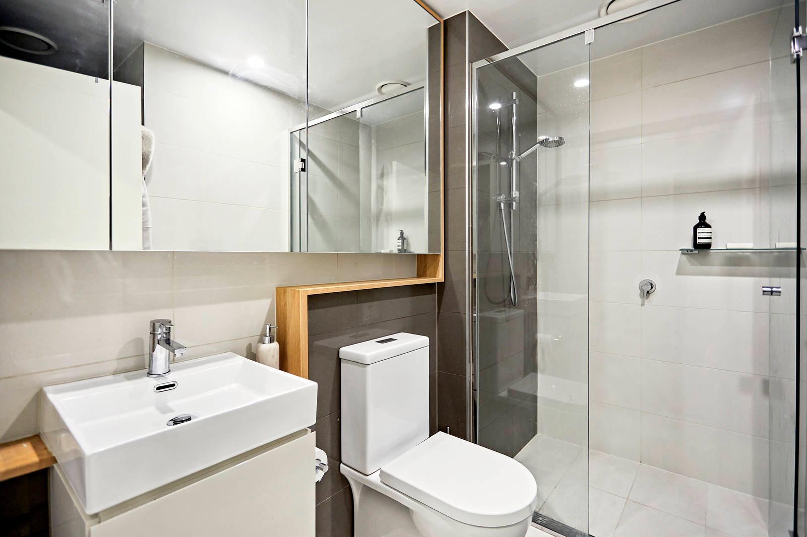 Real Estate and Property in 609/3 Yarra Street, South Yarra, VIC