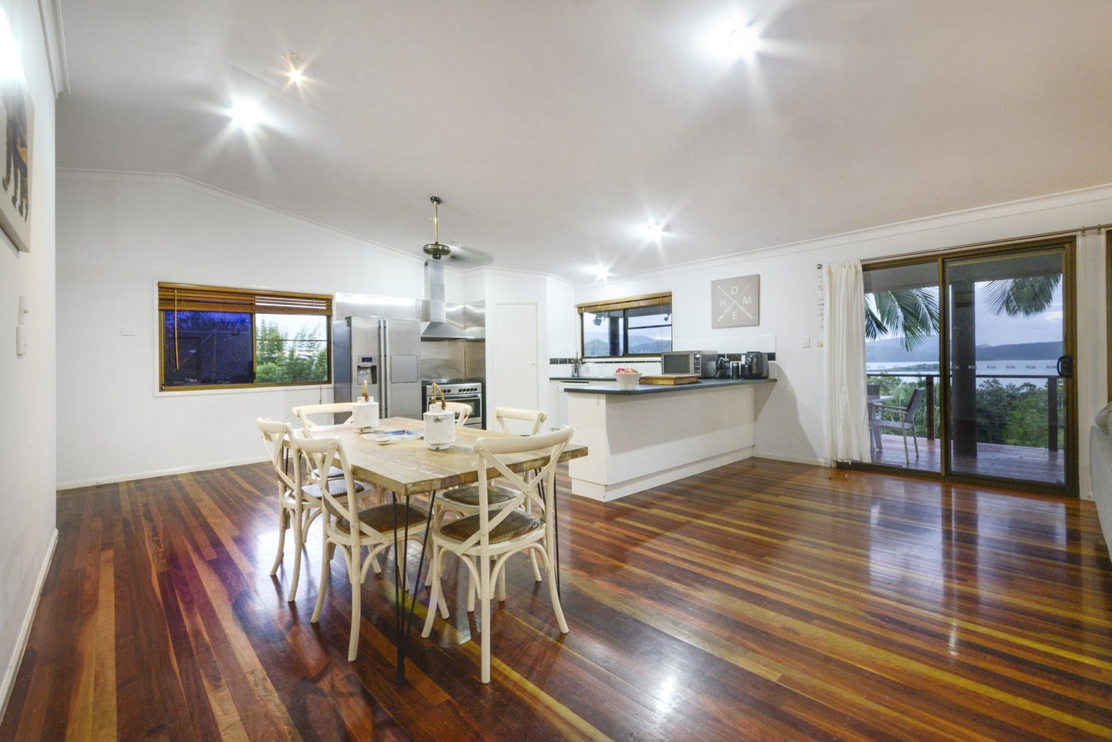 61 Eshelby Drive CANNONVALE 5