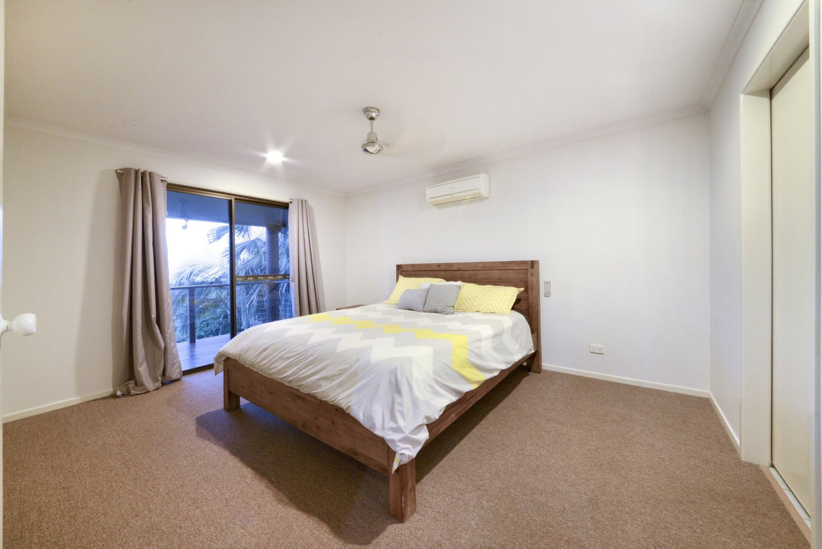 61 Eshelby Drive CANNONVALE 9