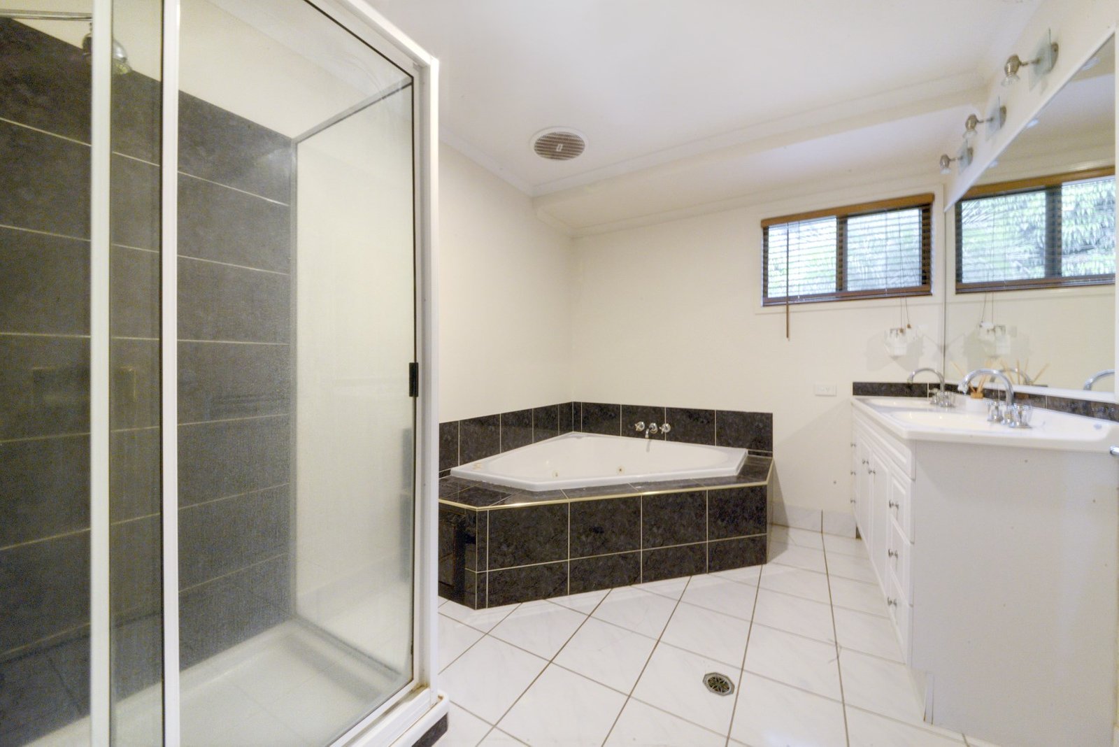 61 Eshelby Drive CANNONVALE 14