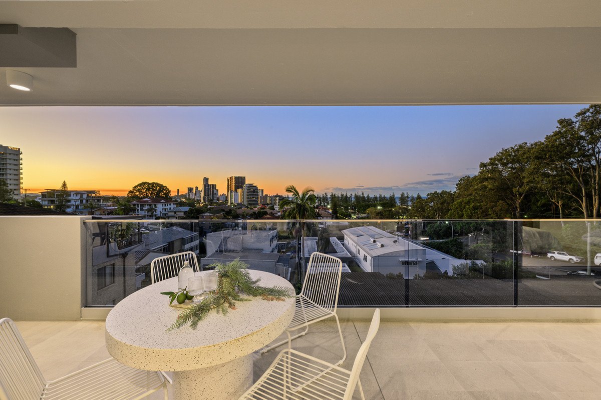 6/1 Hill Avenue Burleigh Heads 32