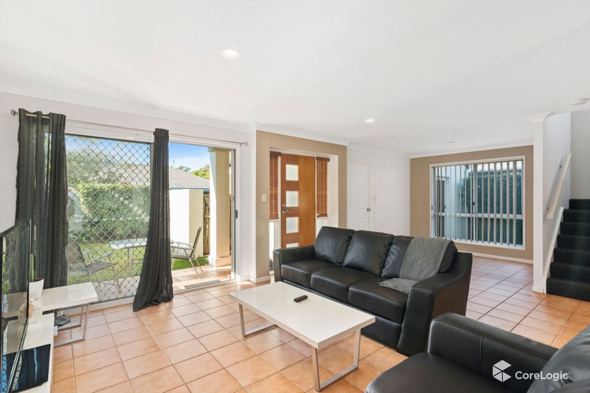 61 Seville Circuit BURLEIGH WATERS 3