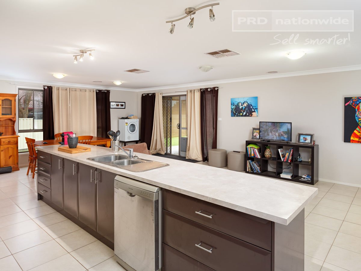 61 Undurra Drive GLENFIELD PARK 2