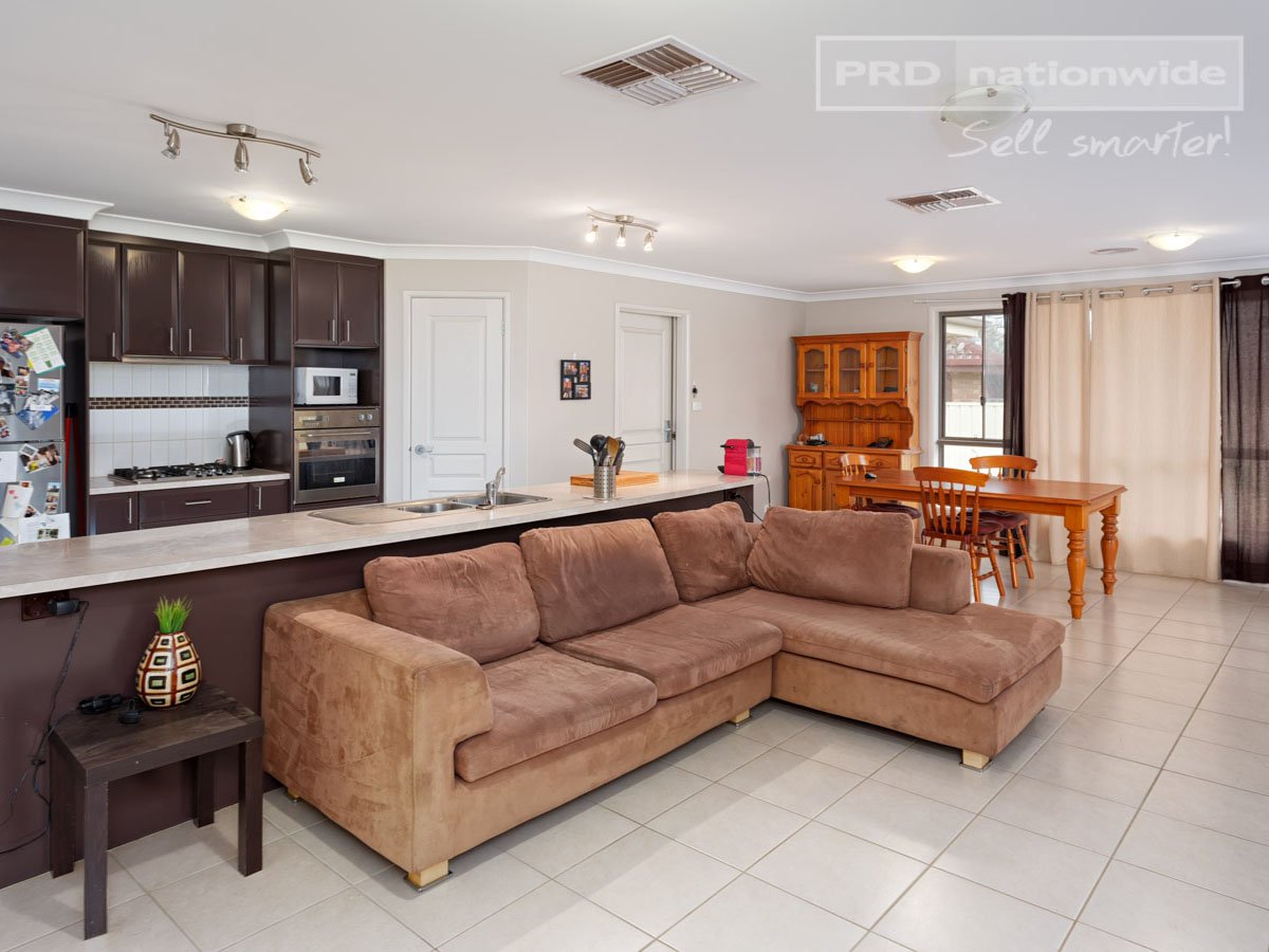 61 Undurra Drive GLENFIELD PARK 6