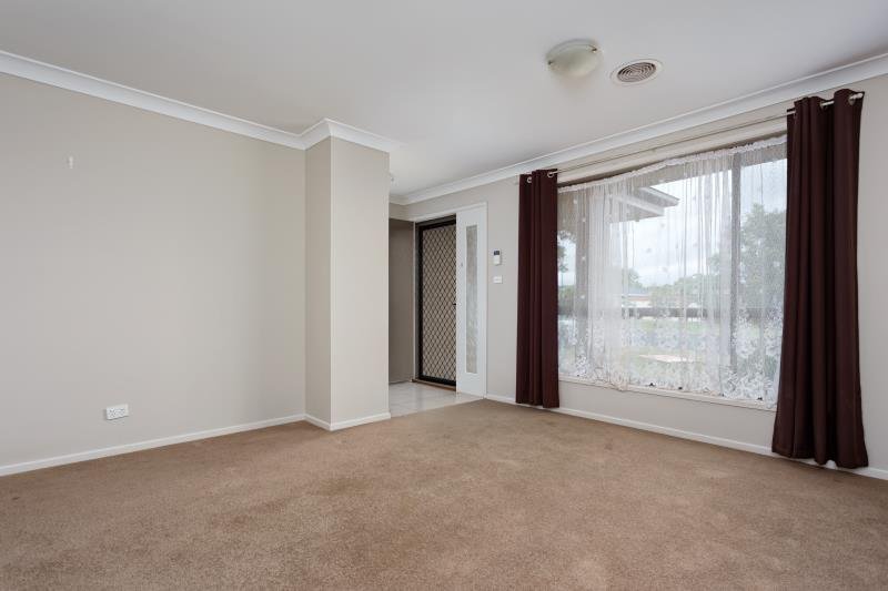 61 Undurra Drive GLENFIELD PARK 2