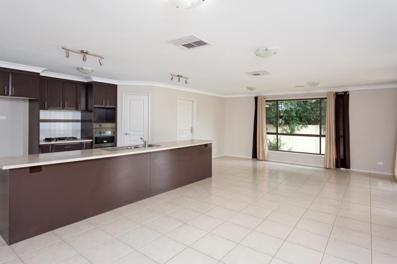 61 Undurra Drive GLENFIELD PARK 4