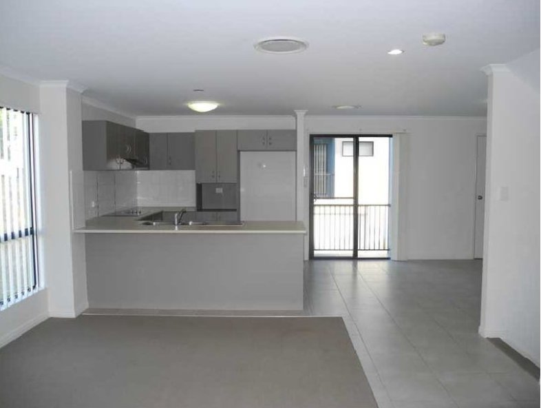 6/10 Arthur Street BOYNE ISLAND 2