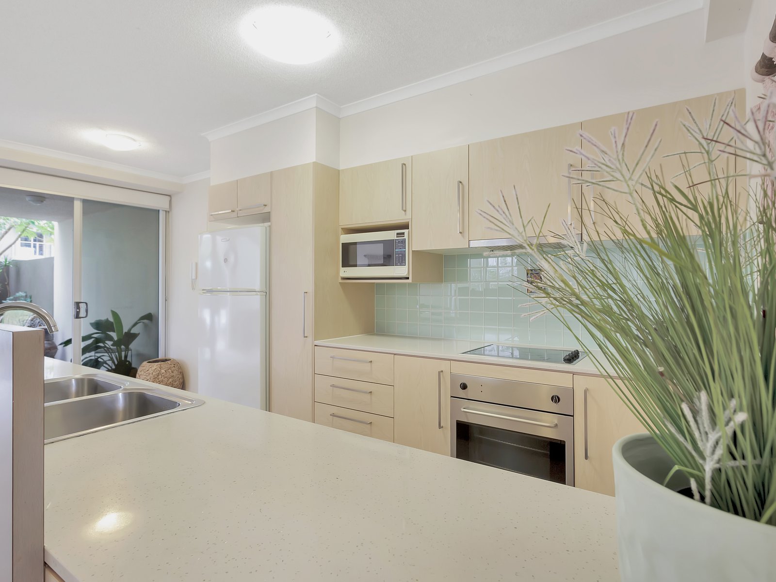 6101/12 Executive Drive BURLEIGH WATERS 2