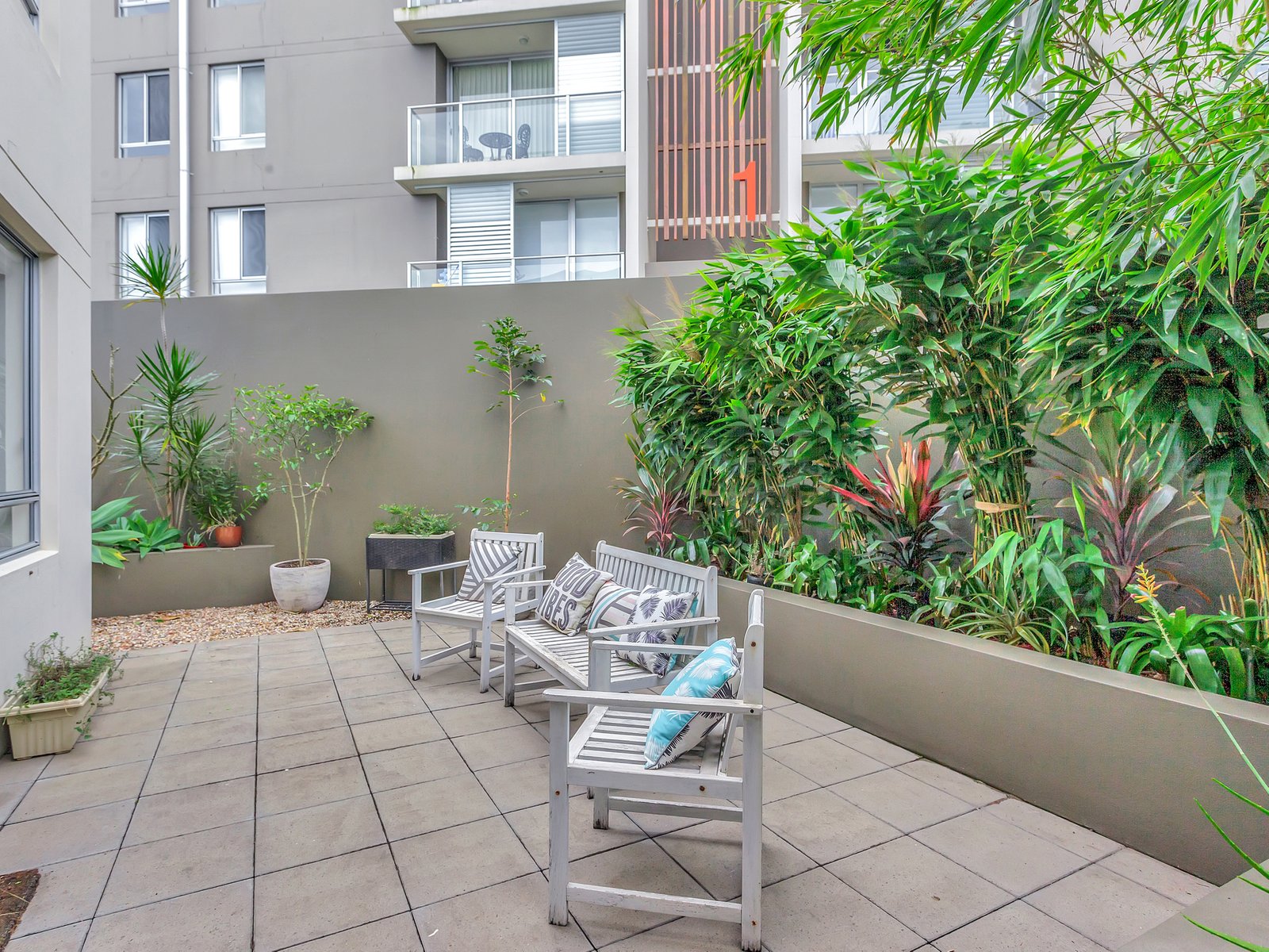 6101/12 Executive Drive BURLEIGH WATERS 6