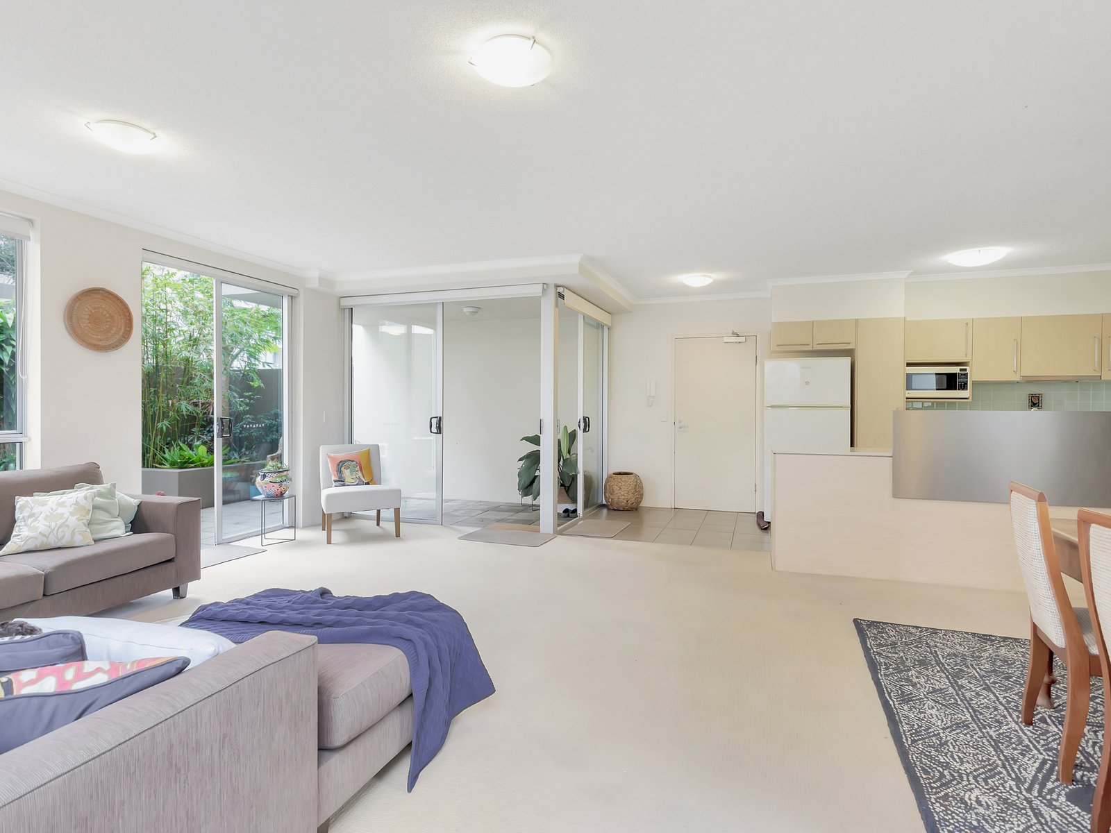 6101/12 Executive Drive BURLEIGH WATERS 7