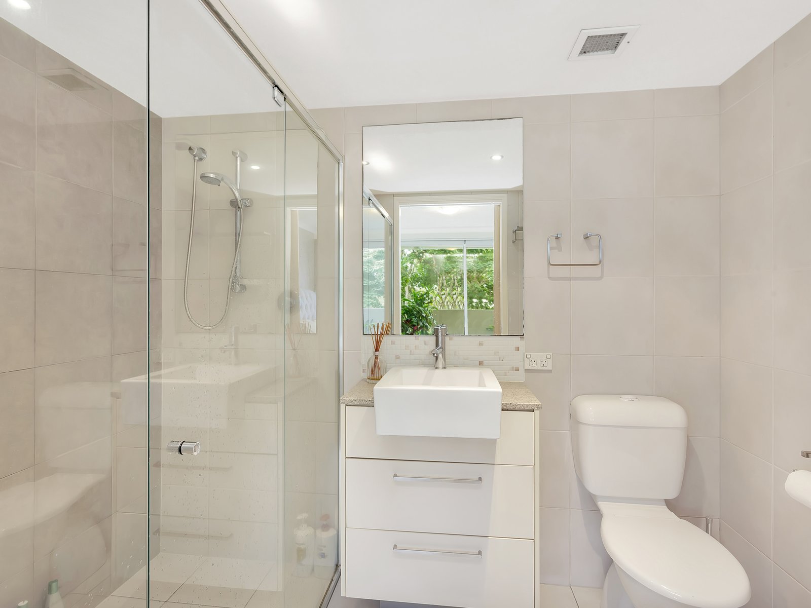 6101/12 Executive Drive BURLEIGH WATERS 10