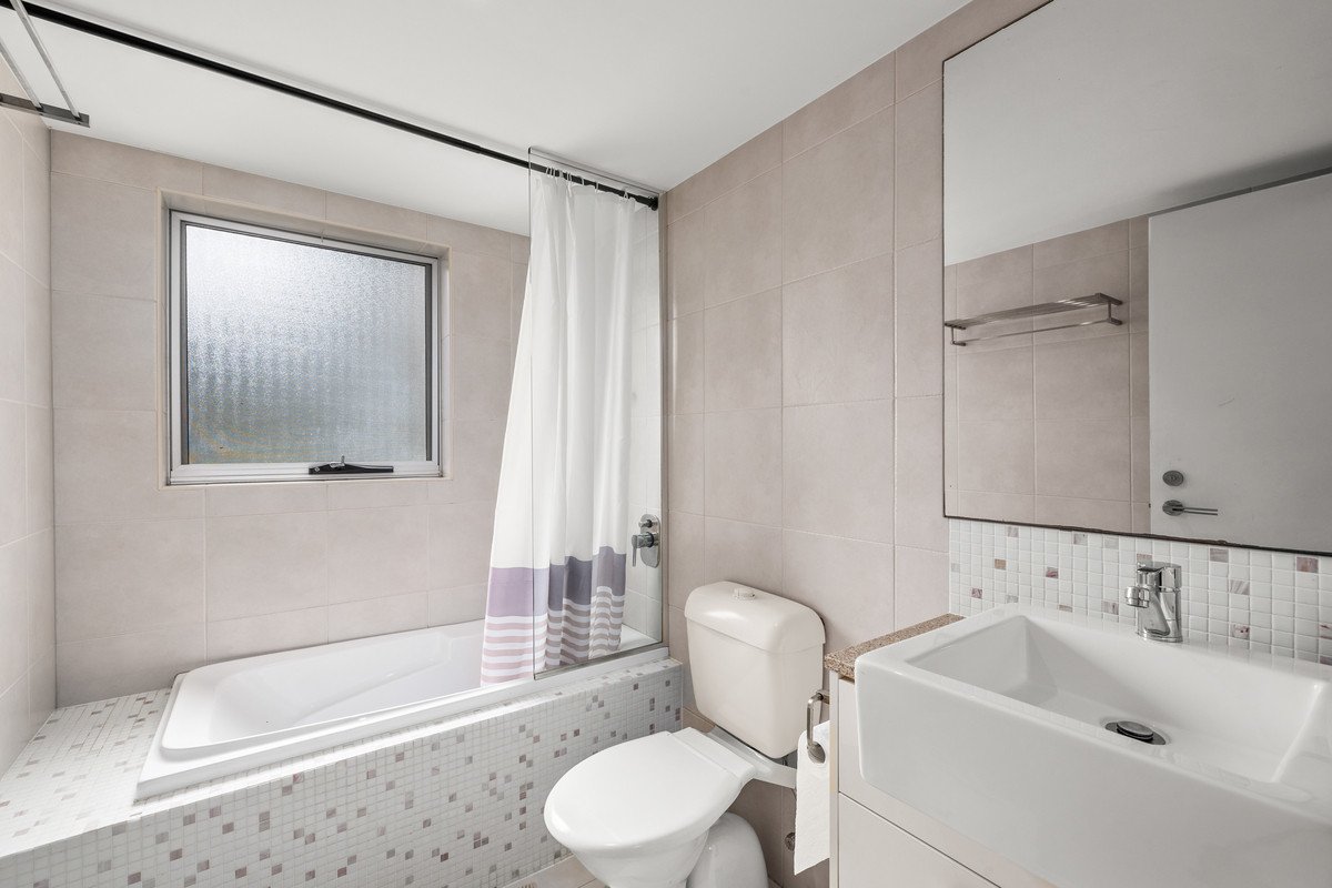 6101/12 Executive Drive Burleigh Waters 8