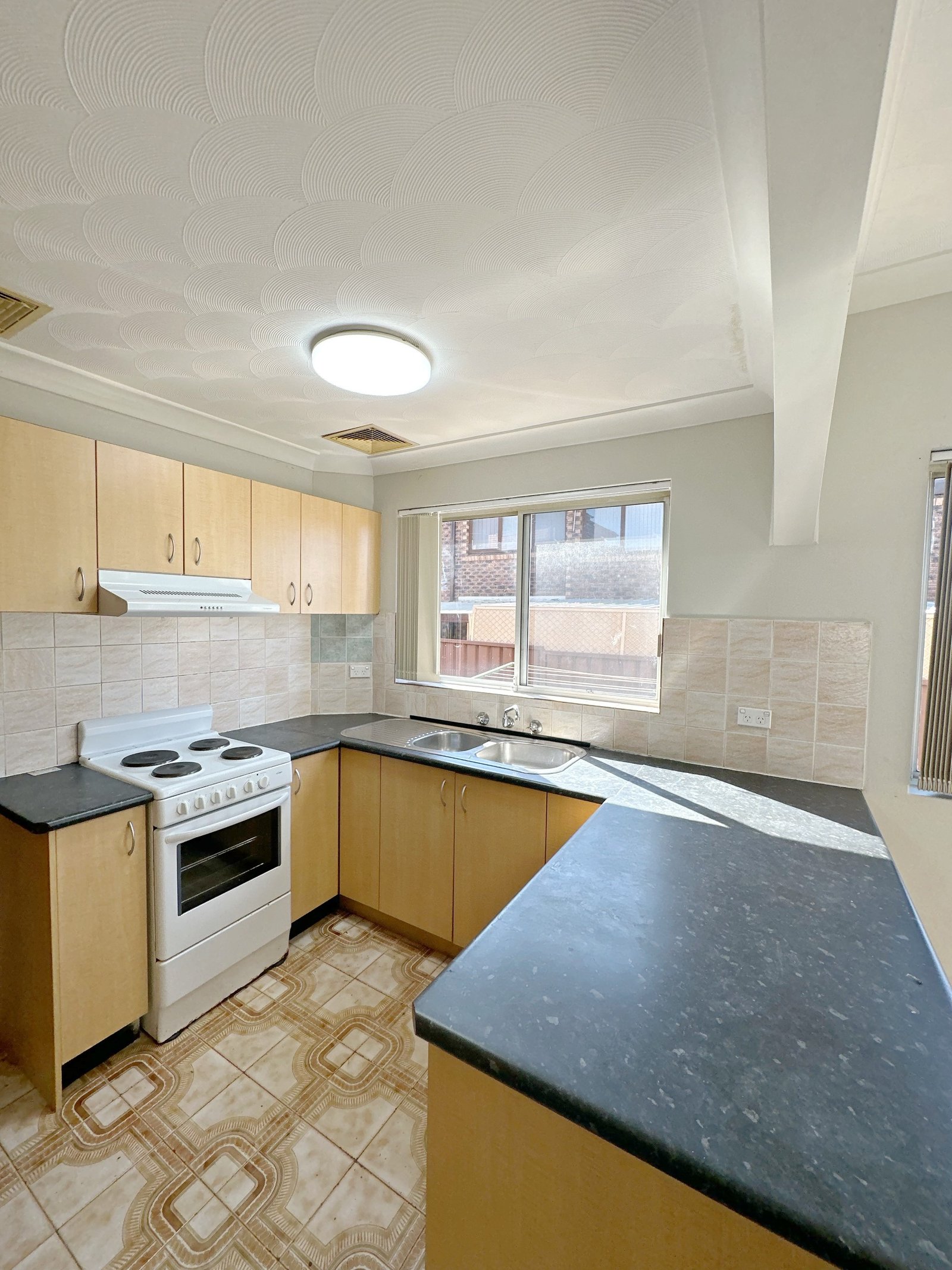 6/104 Hoxton Park Road LIVERPOOL 4