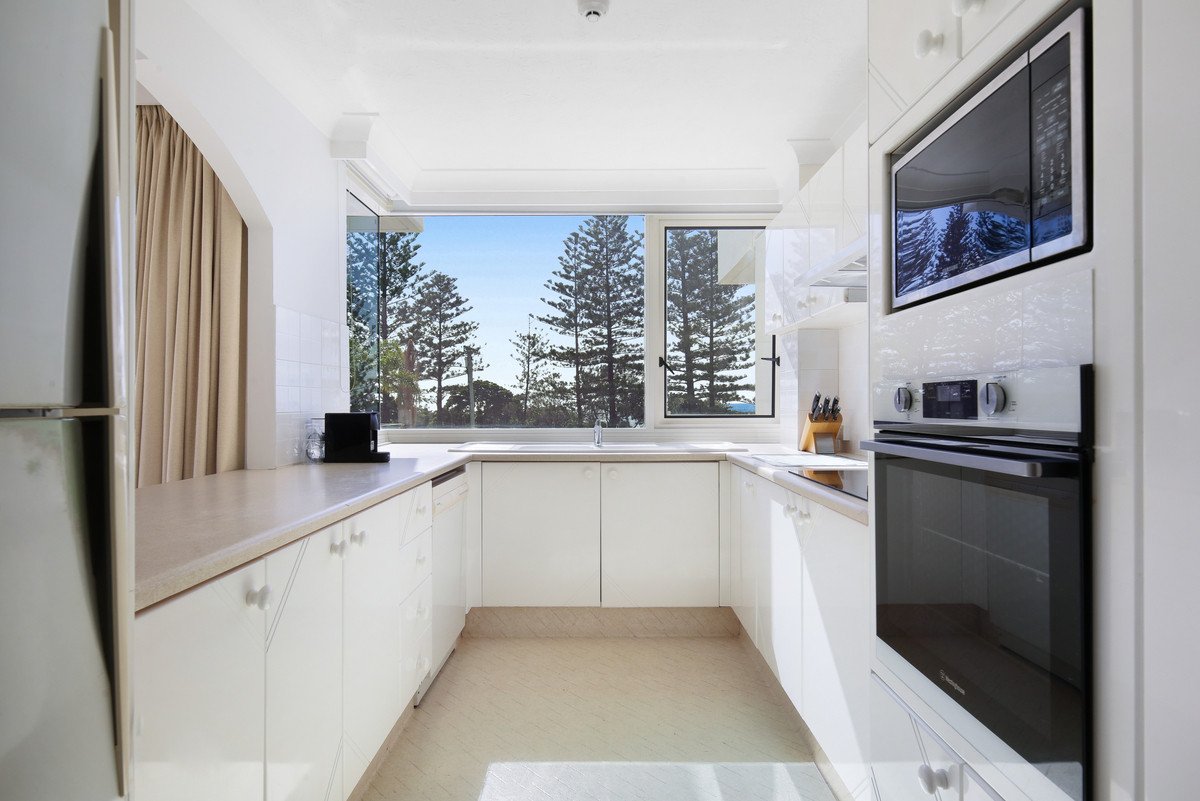 6/114 The Esplanade Burleigh Heads 5