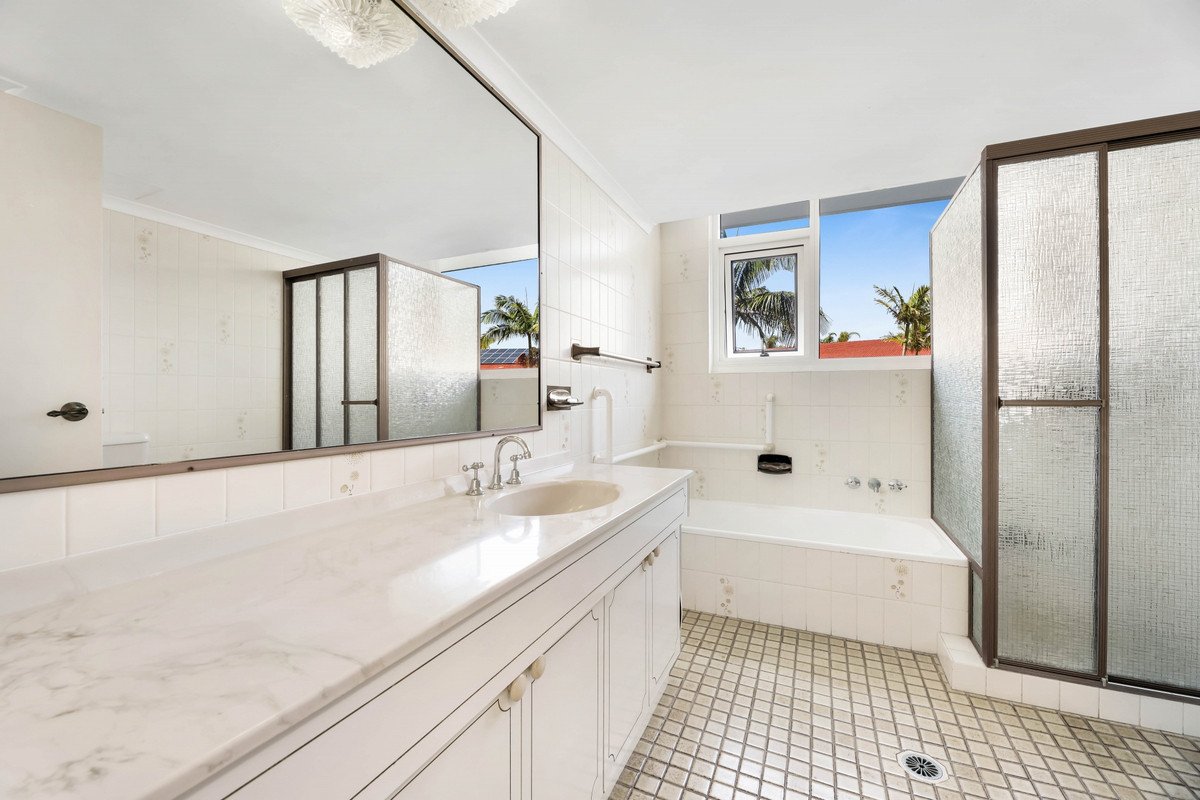 6/114 The Esplanade Burleigh Heads 16