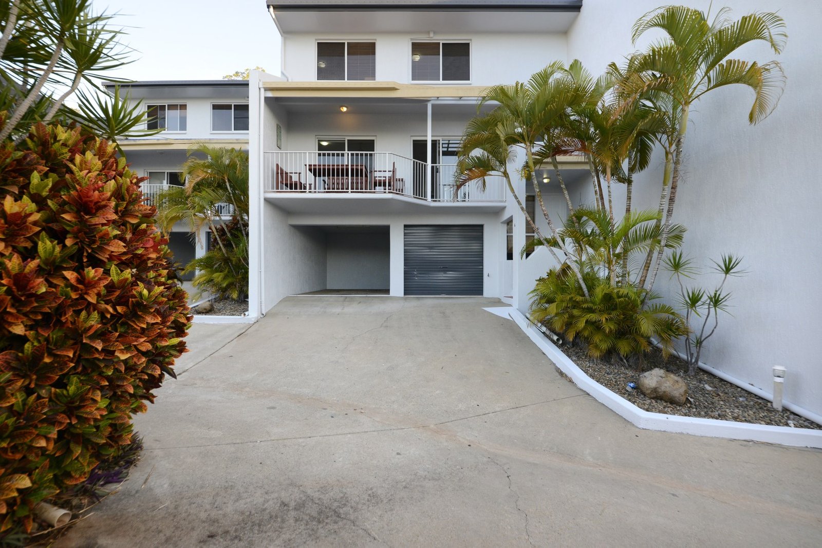 6/12 Eshelby Drive CANNONVALE 2