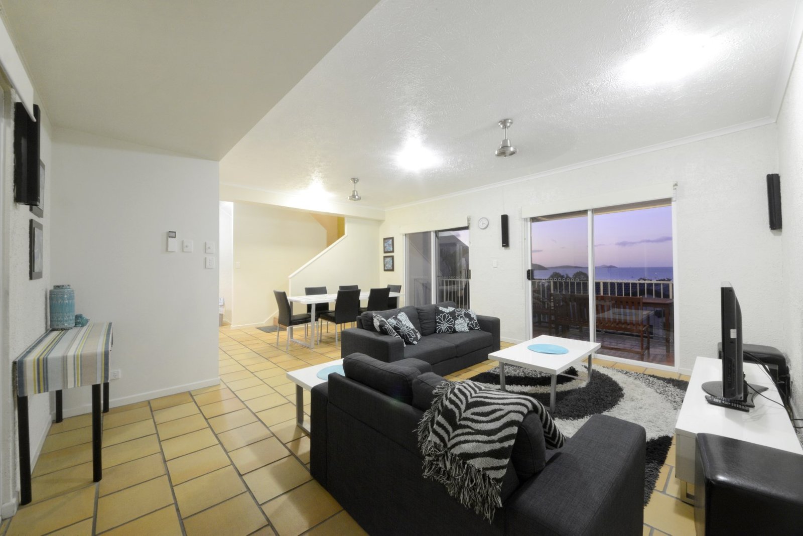 6/12 Eshelby Drive CANNONVALE 3