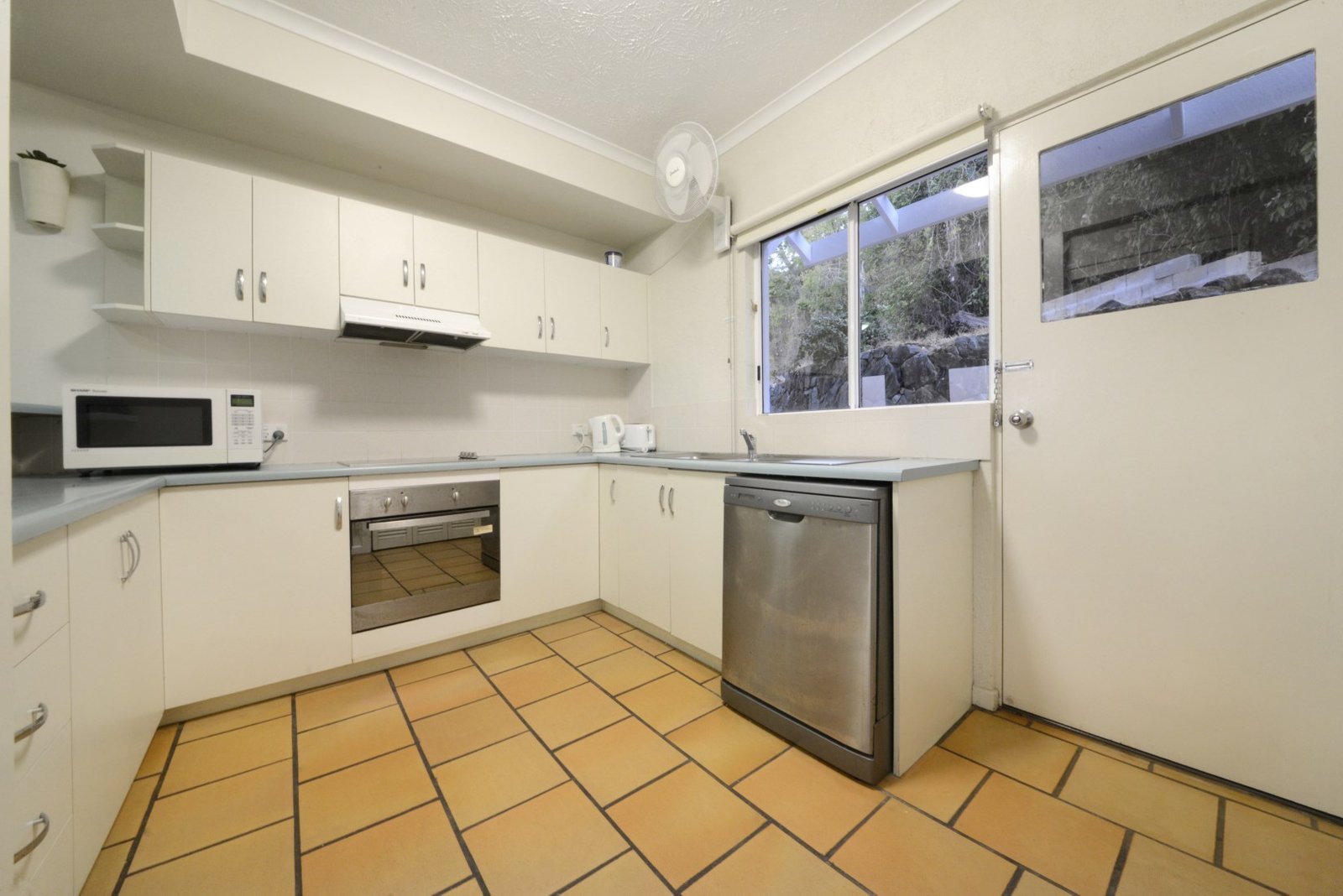 6/12 Eshelby Drive CANNONVALE 5