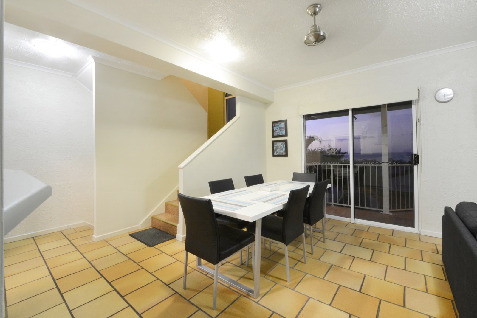 6/12 Eshelby Drive CANNONVALE 6