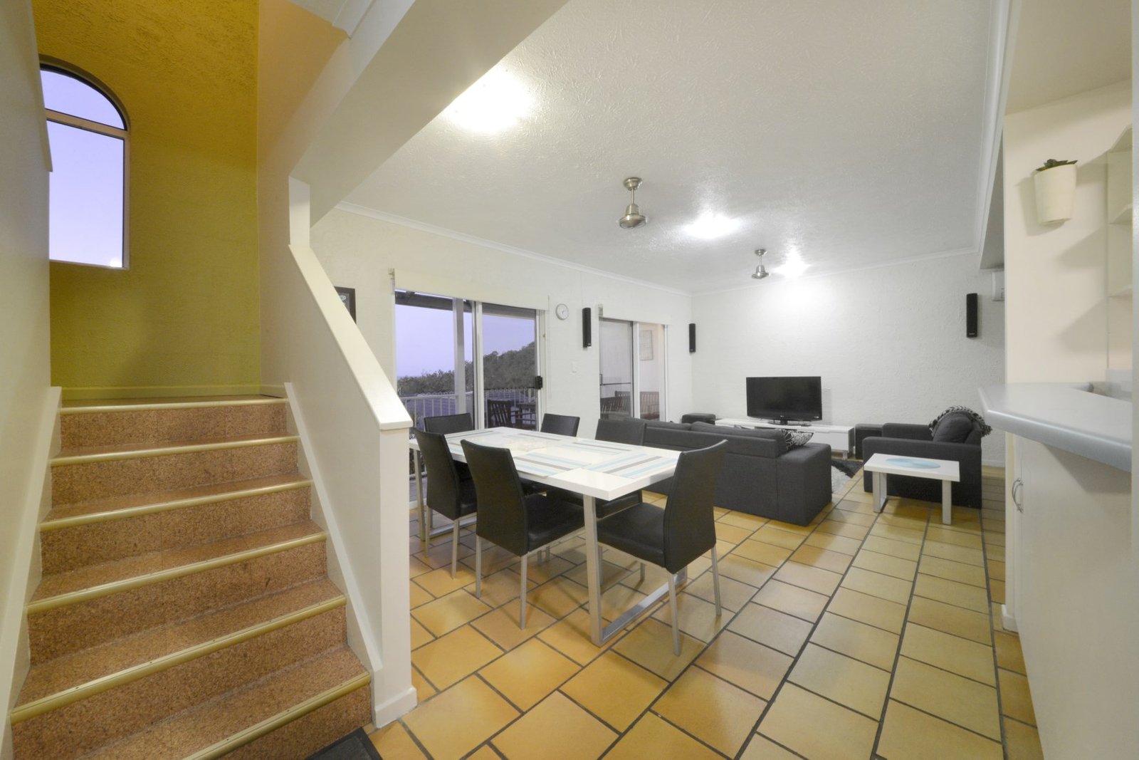 6/12 Eshelby Drive CANNONVALE 7
