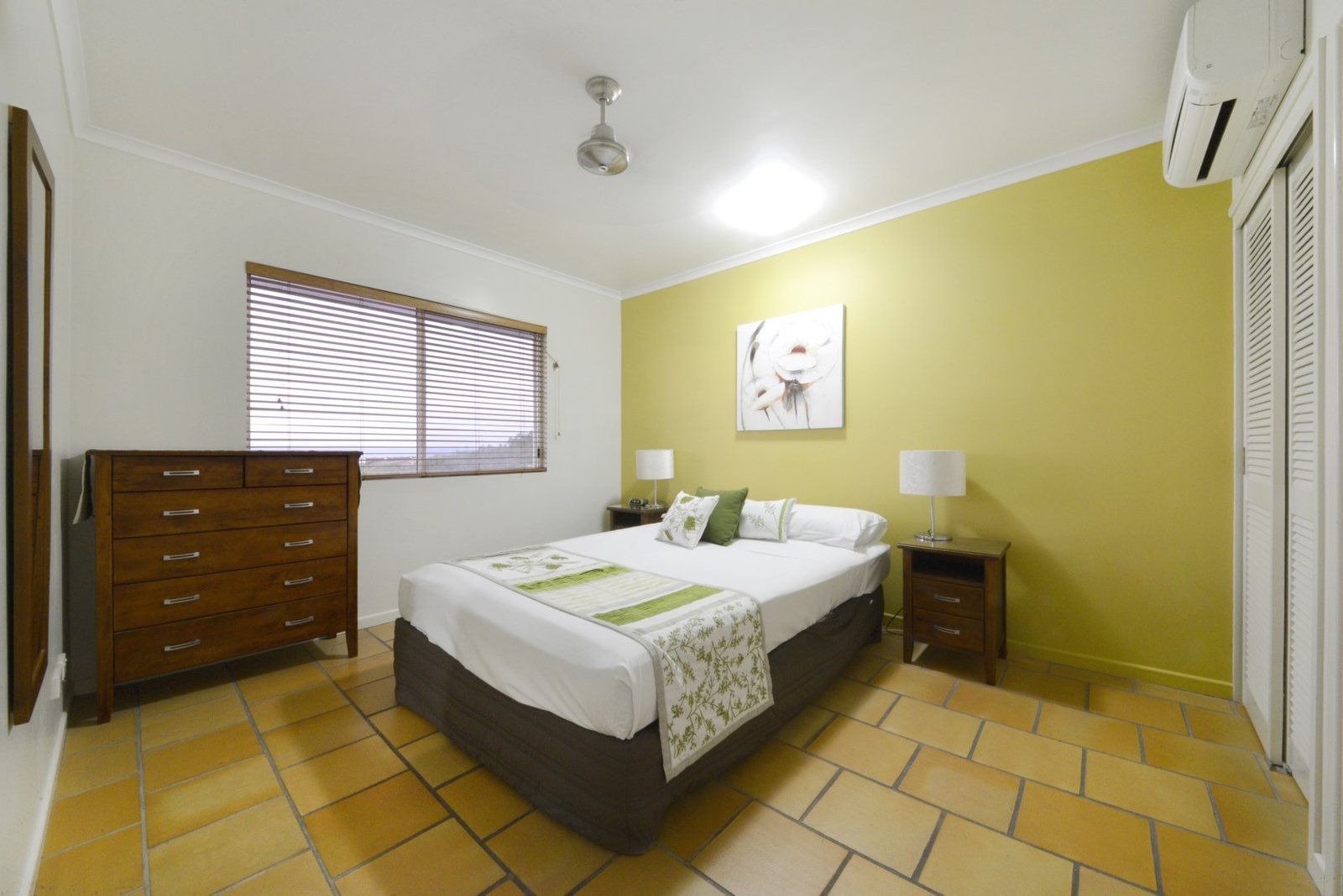 6/12 Eshelby Drive CANNONVALE 12