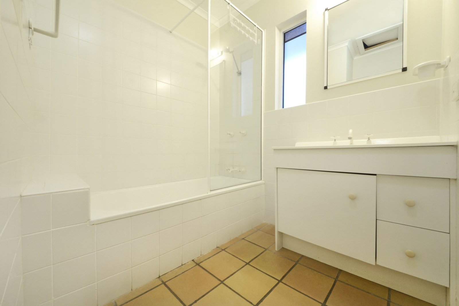 6/12 Eshelby Drive CANNONVALE 16