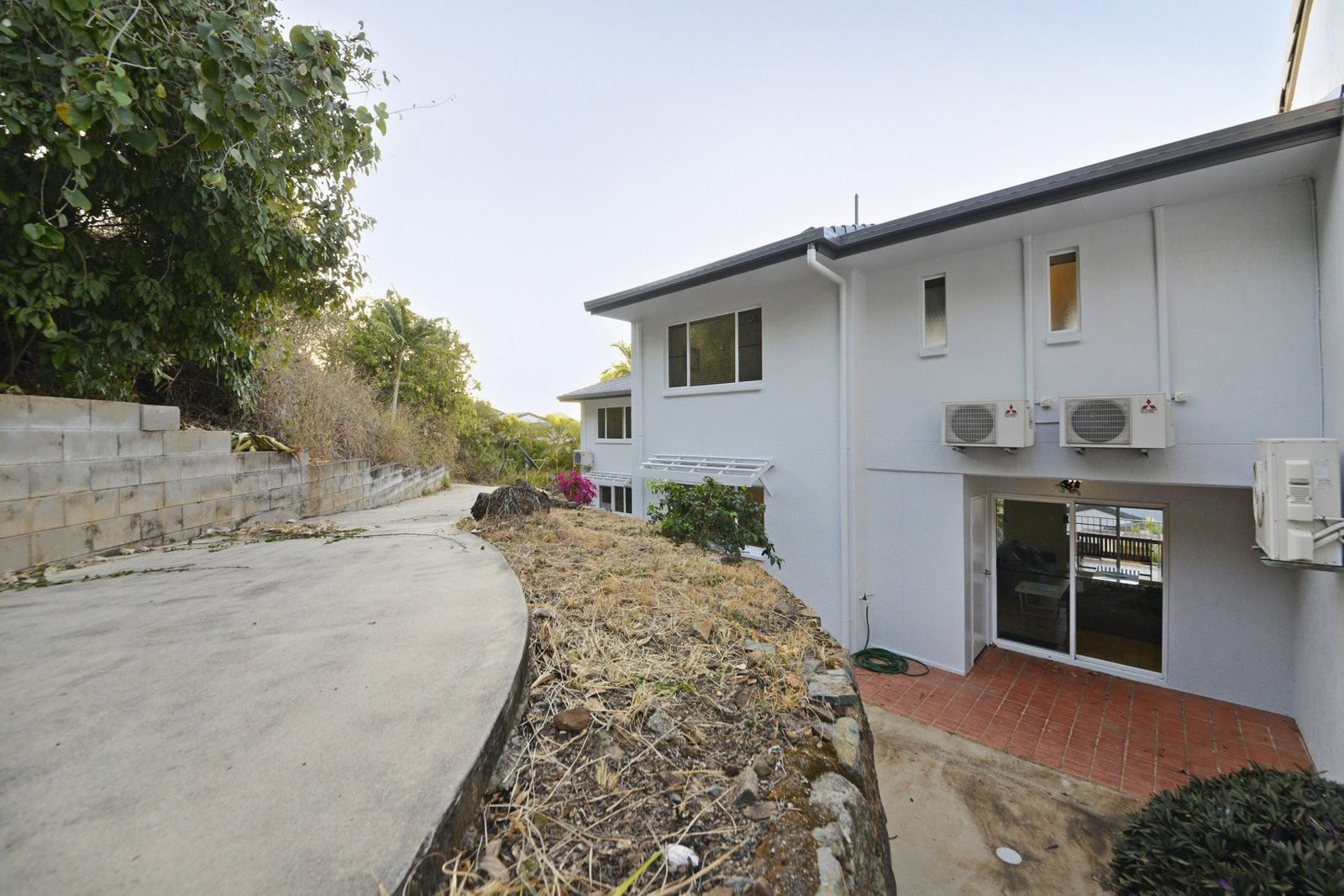 6/12 Eshelby Drive CANNONVALE 19